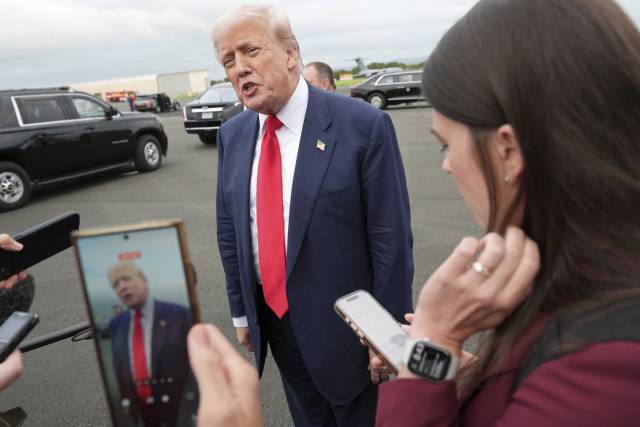 도널드 트럼프 미국 대통령이 25일(현지 시간) 영국 스코틀랜드에 도착한 뒤 취재진과 대화를 나누고 있다. AP연합뉴스