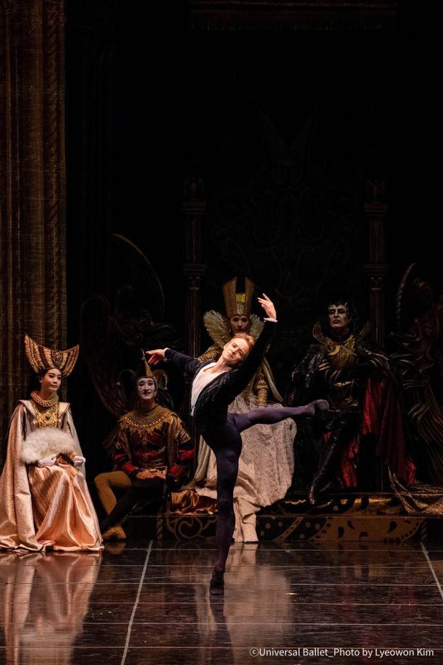 백조의 호수 무대에 오른 다닐 심킨 ⓒUniversal Ballet_Photo by Lyeowon Kim