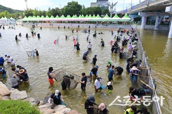봉화은어축제의 대표 체험 프로그램인 ‘은어 반두잡이 체험’에서 참가자들이 즐기고 있다. 사진제공 ㅣ 봉화군