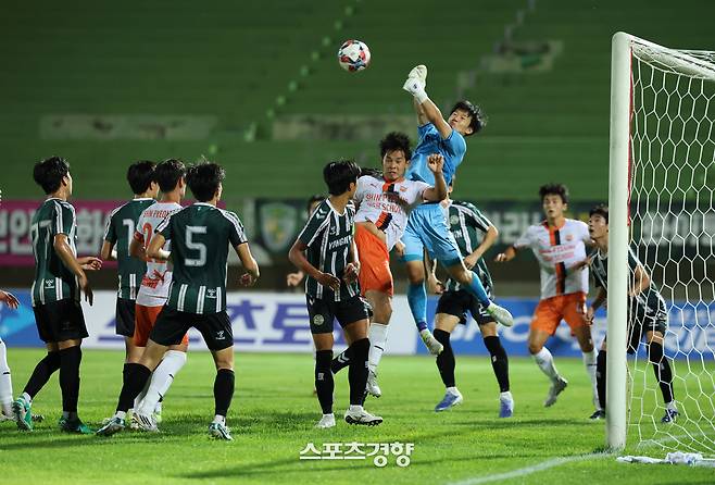 충북 제천종합운동장에서 25일 열린 58회 대통령금배 전국고교축구대회 4강전에서 충남 신평고 선수가 용문고 골문을 향해 헤딩을 시도하고 있다. 권도현 기자
