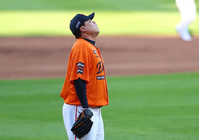 한화 류현진이 26일 대전 SSG전 1회 실점 후 아쉬워하고 있다. 연합뉴스