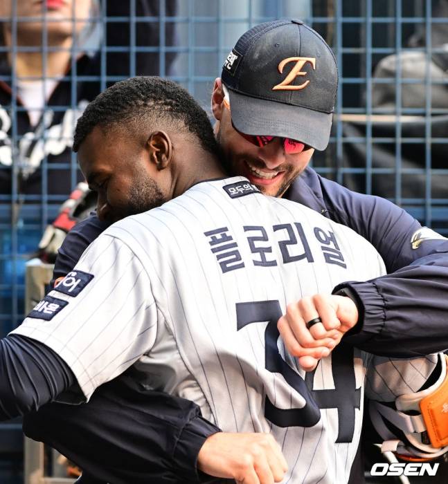 플로리얼과 포옹하는 와이스.