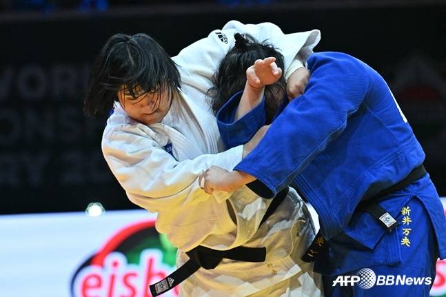 기술을 시도하는 김하윤(왼쪽). /AFPBBNews=뉴스1