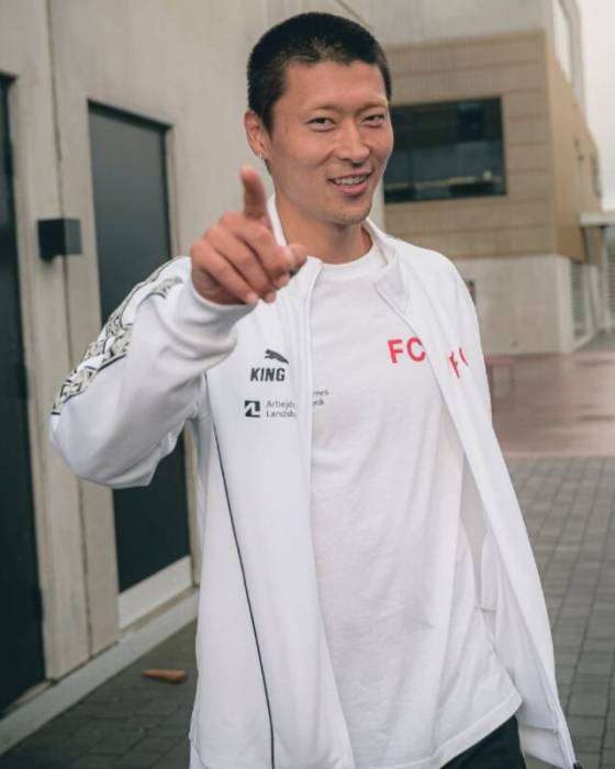 카메라를 향해 포즈를 취하는 조규성. /사진=미트윌란 공식 SNS 갈무리