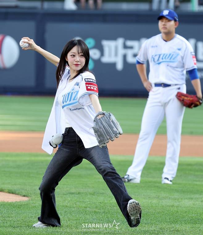 [한번에쓱]저 제대로 던졌죠? 'KT-삼성전 시구' 가수 지원이