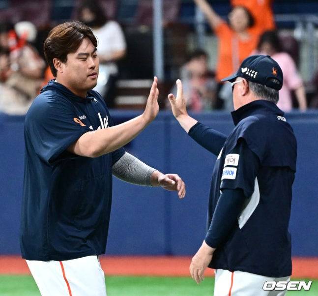 류현진(왼쪽)과 김경문 감독.