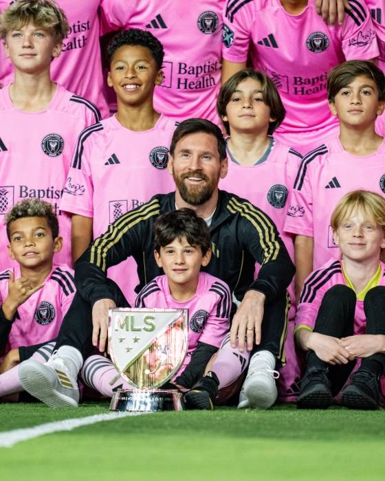리오넬 메시(가운데)가 MLS MVP 트로피와 함께 미소짓고 있다.  /사진=인터 마이애미 공식 사회관계망서비스(SNS)
