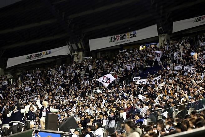 두산 베어스 홈 팬들의 모습. /사진=두산 베어스 제공