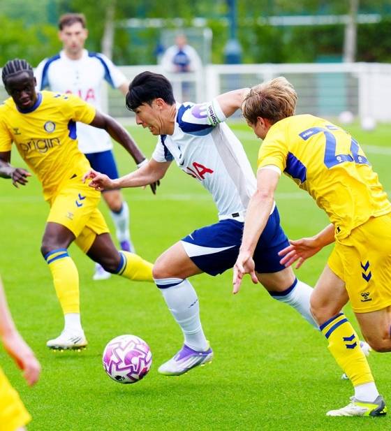 손흥민(가운데)이 위컴 원더러스와 프리시즌 경기에서 공을 드리블하며 질주하고 있다. /사진=토트넘 홋스퍼 공식 홈페이지 갈무리