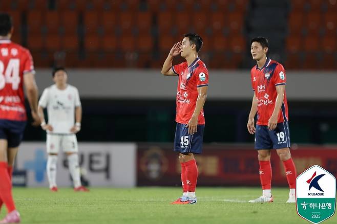 김이석(가운데)가 제주SK전 득점 후 경례 세리머니를 하고 있다. /사진=한국프로축구연맹 제공