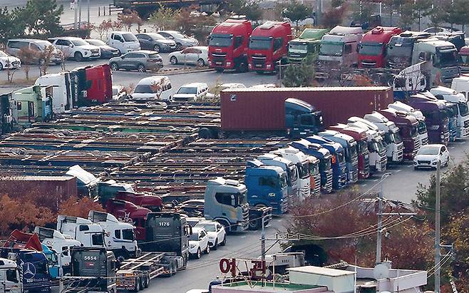 화물노동자들은 일몰 없는 안전운임제 확대 시행을 주장하고 있다.[사진｜뉴시스]