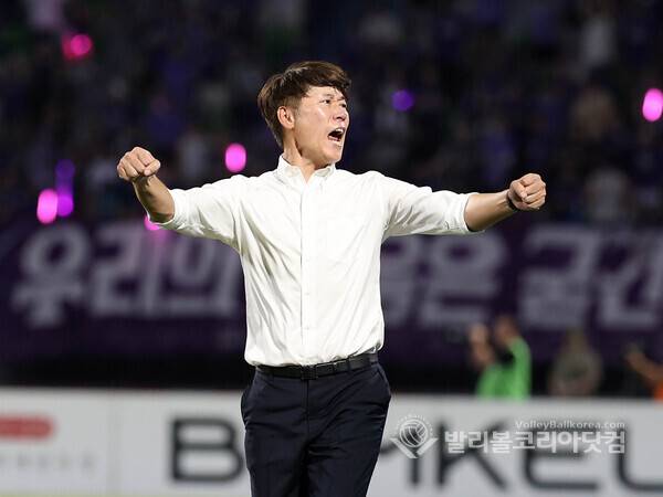 수원FC가 승리하자 김은중 감독이 기뻐하는 모습.