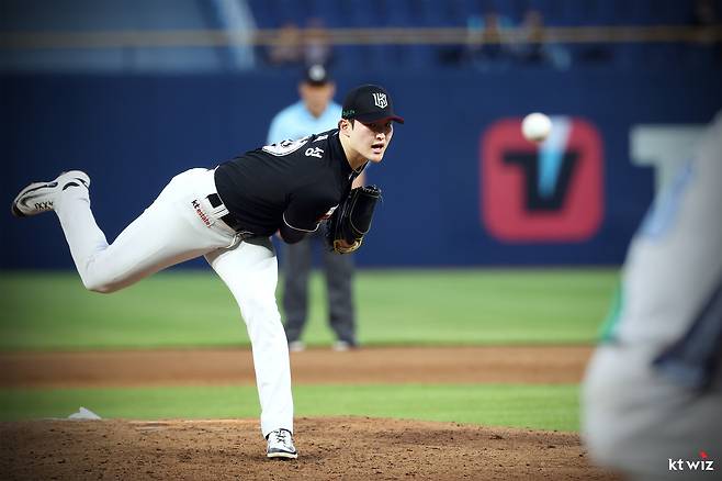 KT 위즈 배제성이 올해 정규시즌 경기에 등판해 역투하고 있다. KT 위즈