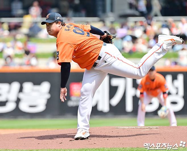 한화 이글스 투수 류현진이 26일 대전 한화생명 볼파크에서 열린 2025 신한 SOL Bank KBO리그 SSG 랜더스와의 홈경기에서 1이닝 4피안타 2볼넷 5실점 난조를 보이고 조기강판됐다. 2006년 KBO리그 데뷔 이후 선발 등판한 경기 중 개인 최소 이닝 기록이다. 엑스포츠뉴스DB