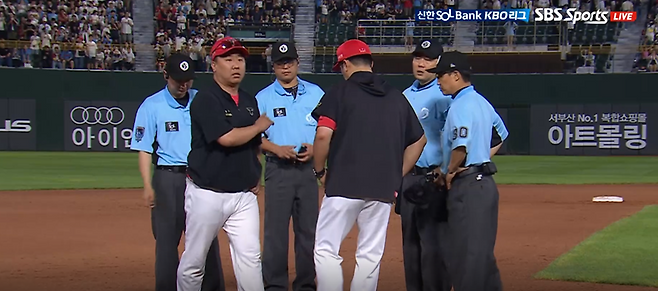 이범호(왼쪽) KIA 타이거즈 감독이 26일 부산 사직야구장에서 열린 2025 신한 SOL Bank KBO리그 롯데 자이언츠와의 팀 간 11차전에서 6회말 수비 중 주루 방해 판정에 항의하다 퇴장 조치됐다. 사진 티빙 중계화면 캡처