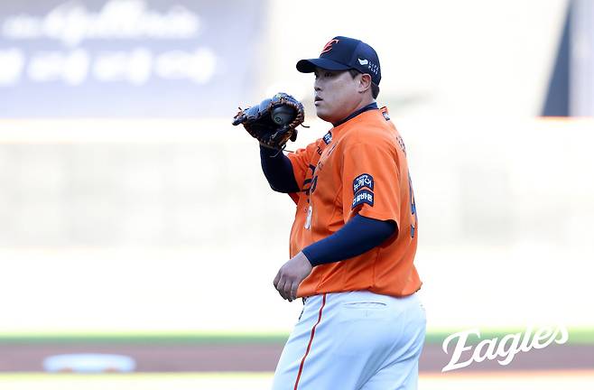 한화 이글스 투수 류현진이 26일 대전 한화생명 볼파크에서 열린 2025 신한 SOL Bank KBO리그 SSG 랜더스와의 홈경기에서 1이닝 4피안타 2볼넷 5실점 난조를 보이고 조기강판됐다. 2006년 KBO리그 데뷔 이후 선발 등판한 경기 중 개인 최소 이닝 기록이다. 엑스포츠뉴스DB