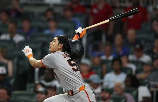 샌프란시스코 자이언츠 외야수 이정후는 26일 미국 캘리포니아주 샌프란시스코의 오라클파크에서 열린 2025 MLB 뉴욕 메츠와의 홈 경기에 7번 타자 중견수로 선발 출전, 4타수 2안타를 쳤다. 현지 중계진은 이날 그의 밀어치기 2루타를 두고 '스윙이 스즈키 이치로 같다'며 칭찬했다. 연합뉴스