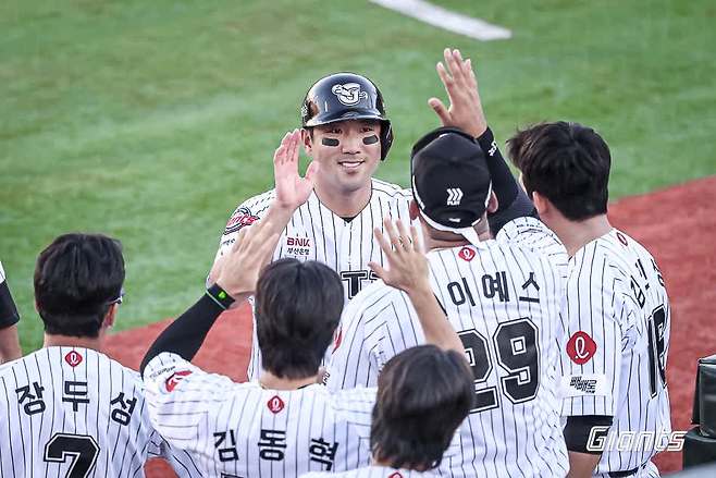 롯데 자이언츠 캡틴 전준우가 26일 부산 사직야구장에서 열린 2025 신한 SOL Bank KBO리그 KIA 타이거즈와의 팀 간 11차전에서 득점 후 기뻐하고 있다. 사진 롯데 자이언츠