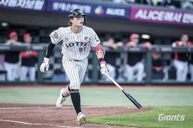 롯데 자이언츠 외야수 윤동희가 26일 부산 사직야구장에서 열린 2025 신한 SOL Bank KBO리그 KIA 타이거즈와의 팀 간 11차전에서 3안타 3타점을 기록, 팀 4연승에 힘을 보탰다. 사진 롯데 자이언츠