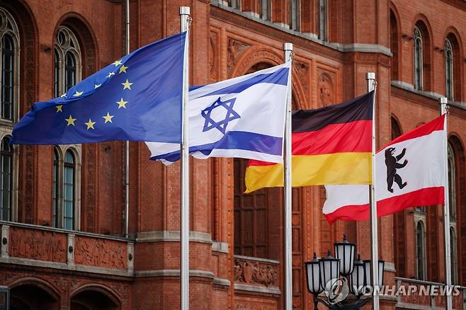 독일 베를린 시청에 걸린 이스라엘 국기(왼쪽 두번째)와 독일 국기(세번째) [EPA 연합뉴스 자료사진. 재판매 및 DB 금지]