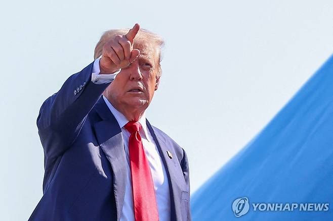 25일(현지시간) 스코틀랜드행 에어포스원 오르는 트럼프 [앤드루스 미 공군기지 로이터=연합뉴스. 재판매 및 DB 금지]