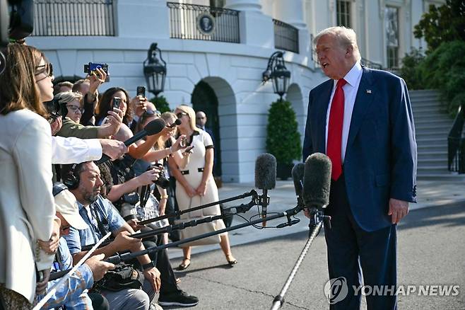 백악관 앞에서 기자들과 대화하는 트럼프 미국 대통령 [AFP 연합뉴스 자료사진. 재판매 및 DB 금지]
