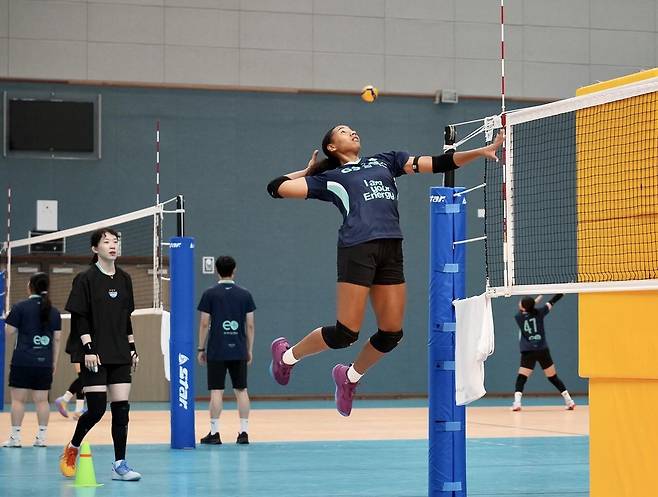 스파이크 훈련하는 GS칼텍스의 레이나 도코쿠  [GS칼텍스 배구단 제공. 재판매 및 DB 금지]