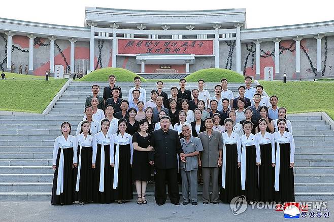 북한 김정은, 신천박물관 시찰 (평양 조선중앙통신=연합뉴스) 김정은 북한 국무위원장이 지난 24일 신천계급교양관을 시찰했다고 조선중앙통신이 26일 보도했다. 이날 당 중앙위원회 정치국 상무위원회 위원들을 비롯한 당과 정부, 무력기관의 간부들과 도당책임비서들이 함께 참관했다. 2025.7.26 
    [국내에서만 사용가능. 재배포 금지. For Use Only in the Republic of Korea. No Redistribution] nkphoto@yna.co.kr