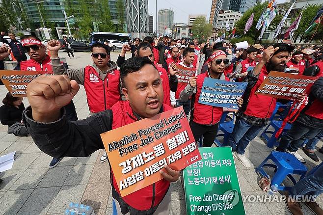 2025 세계노동절, 이주노동자 집회 (서울=연합뉴스) 임화영 기자 = 민주노총, 금속노조, 이주노조 등 조합원들이 27일 서울 종로구 보신각 일대에서 열린 '2025 세계 노동절, 이주노동자 메이데이' 집회에서 이주노동자 강제노동 철폐, 위험의 이주화 중단 등을 촉구하고 있다. 2025.4.27 hwayoung7@yna.co.kr