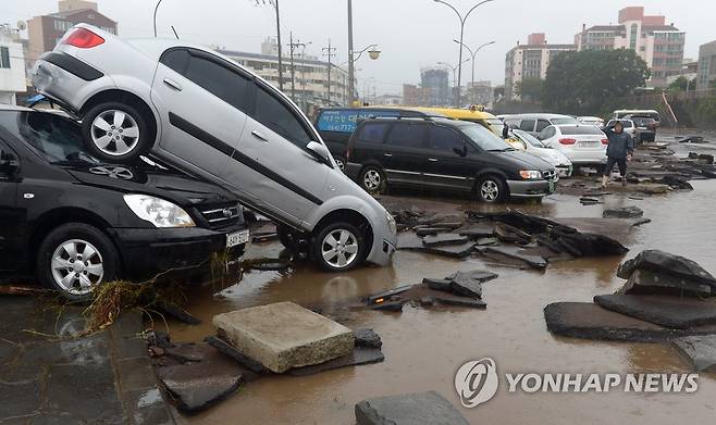 2016년 태풍 차바 당시 불어난 물에 휩쓸려 뒤엉킨 차량들 [연합뉴스 자료사진]