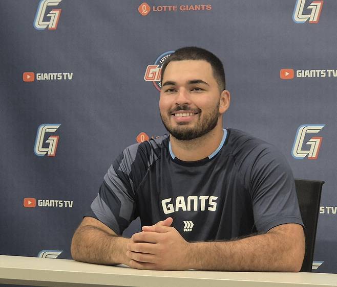 인터뷰하는 알렉 감보아 (부산=연합뉴스) 김경윤 기자 = 롯데 자이언츠 알렉 감보아가 25일 부산 사직구장에서 인터뷰하고 있다. 2025.7.26. cycle@yna.co.kr