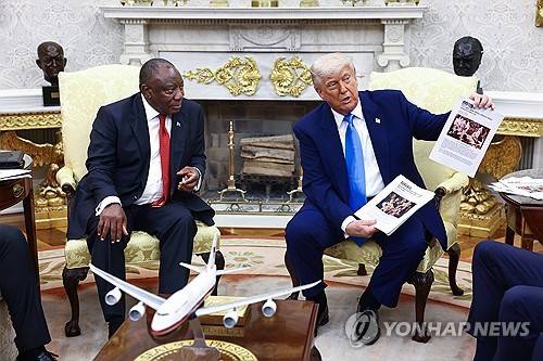 라마포사 남아공 대통령에게 남아공에서 백인 학살이 자행됐다고 주장하는 트럼프   [EPA=연합뉴스 자료사진. 재판매 및 DB금지]