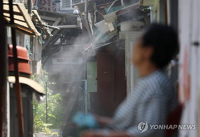 쿨링포그 가동되는 쪽방촌 [연합뉴스 자료사진]
