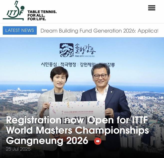 ITTF 홈피에 실린 강릉세계마스터즈탁구선수권 소식   (서울=연합뉴스) 사진은 현정화 대한탁구협회 수석부회장(왼쪽)과 김홍규 강릉시장. [ITTF 홈피 제공. 재판매 및 DB 금지]