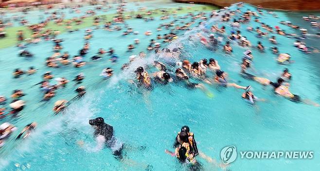 와! 여름이다! (김해=연합뉴스) 김동민 기자 = 폭염이 이어지는 23일 오후 경남 김해시 신문동 롯데워터파크를 찾은 많은 시민들이 물놀이를 즐기고 있다. 2025.7.23 image@yna.co.kr