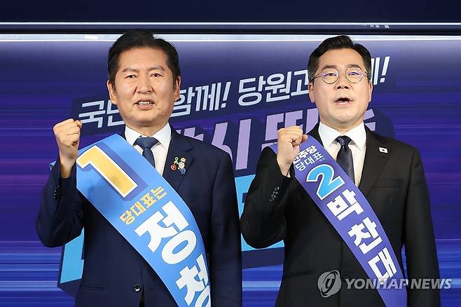 파이팅 외치는 민주당 당대표 후보 (서울=연합뉴스) 김주성 기자 = 더불어민주당 정청래·박찬대(오른쪽) 당대표 후보가 20일 서울 여의도 당사에서 열린 8·2 전당대회 순회 경선 영남권 합동연설회에서 파이팅을 외치며 기념촬영 하고 있다. 2025.7.20 utzza@yna.co.kr