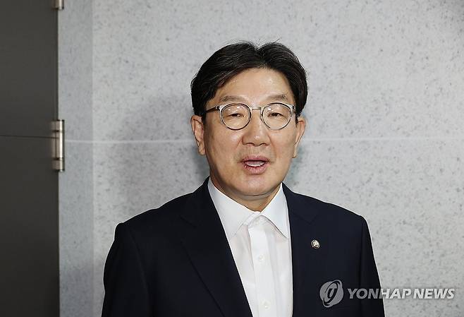 압수수색 관련 입장 밝히는 권성동 의원 (서울=연합뉴스) 박동주 기자 = 국민의힘 권성동 의원이 18일 서울 여의도 국회 의원회관 자신의 의원실로 들어서며 압수수색 관련 입장을 밝히고 있다. 2025.7.18 pdj6635@yna.co.kr