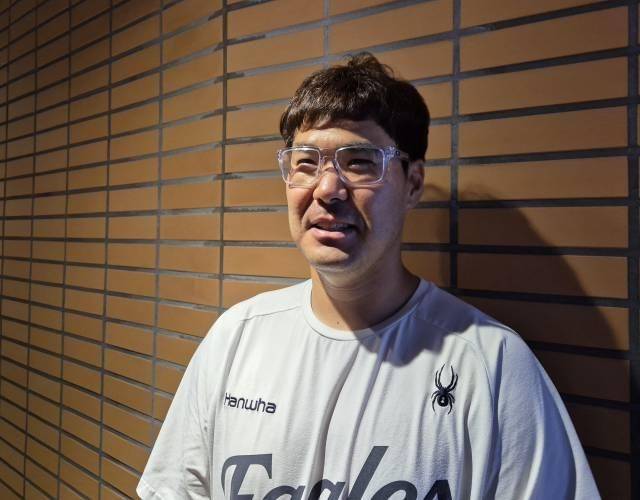 인터뷰하는 한화 이재원 (대전=연합뉴스) 김경윤 기자 = 한화 이글스 포수 이재원이 한화 류현진, SSG 랜더스 김광현이 선발 맞대결을 펼치는 26일 대전한화생명볼파크에서 경기 전 인터뷰하고 있다. 이재원은 SSG에서 김광현과 오랜 세월 호흡을 맞췄고, 지난해 한화로 이적해 류현진과 함께 뛰고 있다. 2025.7.26. cycle@yna.co.kr