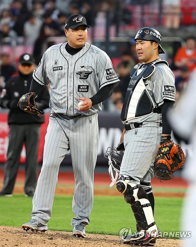 흔들리는 류현진 (수원=연합뉴스) 김도훈 기자 = 24일 경기도 수원케이티위즈파크에서 열린 2024 KBO리그 프로야구 한화 이글스와 kt wiz의 경기. 3회말 1사 1루 한화 선발 류현진이 볼넷을 허용하자 이재원이 마운드로 올라와 이야기하고 있다. 2024.4.24 superdoo82@yna.co.kr