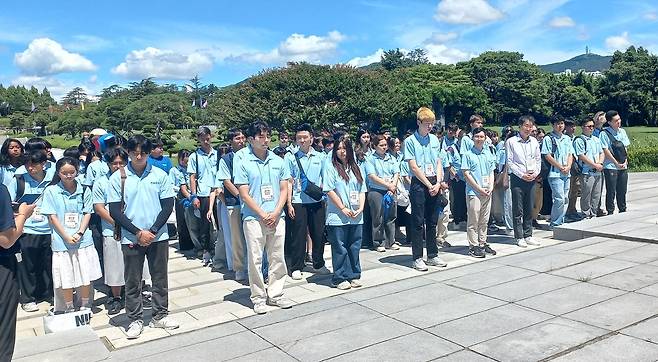유엔기념공원서 참전용사 희생 추모하는 차세대 동포들 (부산=연합뉴스) 박현수 기자 = 26일 폭염 속에서도 120명의 차세대 동포들이 부산 남구 대연동에 위치한 유엔기념공원을 찾아 한국전쟁 참전용사들의 희생을 추모하고 있다. 2025. 07.26. phyeonsoo@yna.co.kr