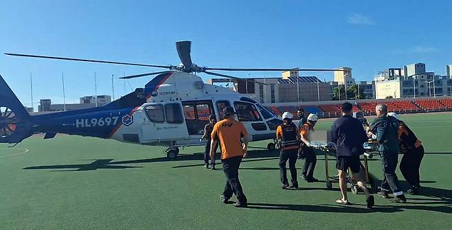 월령포구 스노클링 사고 남성 헬기 이송 장면 [제주도소방안전본부 제공. 재판매 및 DB 금지]