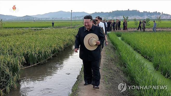 김정은, 인민군 후방기지 '논판메기양어' 실태 파악 (서울=연합뉴스) 김정은 북한 국무위원장이 지난 24일 논판양어에서 성과를 거둔 인민군 군부대 후방기지를 방문해 메기양어 실태를 파악하고 특별감사를 전달했다고 조선중앙TV가 26일 보도했다. [조선중앙TV화면] 2025.7.26 
    [국내에서만 사용가능. 재배포 금지. For Use Only in the Republic of Korea. No Redistribution] nkphoto@yna.co.kr