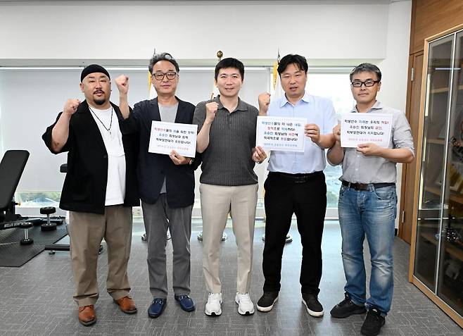 운동선수 학부모연대와 만난 유승민 대한체육회장(중앙) [대한체육회 제공. 재판매 및 DB 금지]