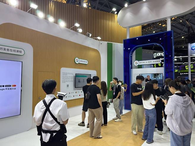 2025 세계인공지능대회 구글 부스 (상하이=연합뉴스) 정성조 특파원 = 26일 오후 상하이 엑스포전람관에서 열린 '2025 세계인공지능대회' 전시장의 구글 부스. 2025.7.26 xing@yna.co.kr