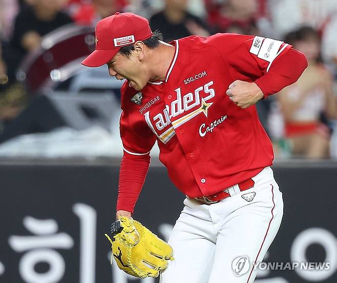 위기탈출 김광현 (대전=연합뉴스) 김도훈 기자 = 26일 대전 한화생명 볼파크에서 프로야구 2025 신한 SOL 뱅크 KBO리그 SSG 랜더스와 한화 이글스 경기. 6회말 2사 3루 SSG 선발 김광현이 땅볼로 위기를 탈출한 뒤 환호하고 있다. 2025.7.26 superdoo82@yna.co.kr