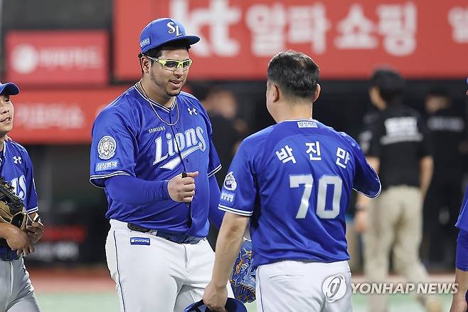 완봉승 거둔 후라도 (서울=연합뉴스) 26일 수원 케이티위즈파크에서 열린 KBO 프로야구 삼성 라이온즈와 kt 위즈의 경기에서 삼성 선발 투수 후라도가 완봉승을 거둔 뒤 박진만 감독과 인사하고 있다. 2025.7.26 [삼성라이온즈 구단 제공. 재판매 및 DB금지] photo@yna.co.kr