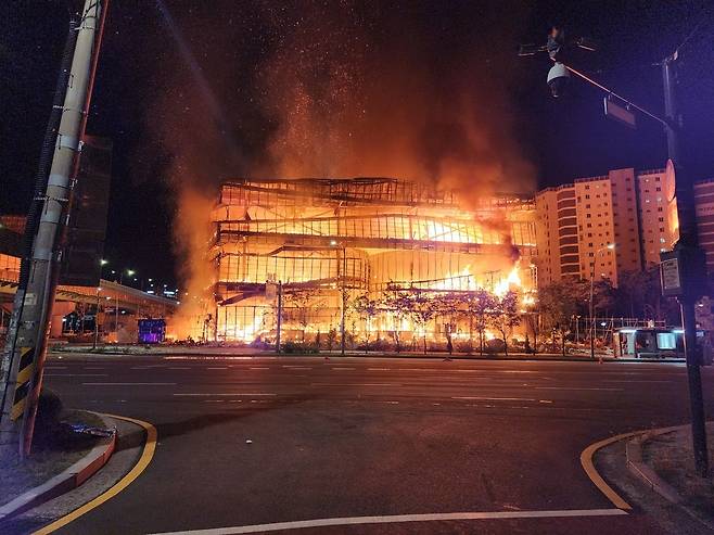 ▲ 27일 새벽 수원시 권선구 수원버스터미널 인근 모델하우스에서 불이나 소방당국이 '대응 1단계'를 발령하고 진화 작업을 하고 있다. /김철빈 기자 narodo@incheonilbo.com