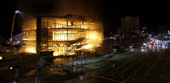 27일 오전 수원시 권선구 수원버스터미널 사거리 인근 한 아파트 3층 규모의 모델하우스에서 큰 불이나 소방당국이 화재 진압을 벌이고 있다./김철빈 기자 narodo@incheonilbo.com