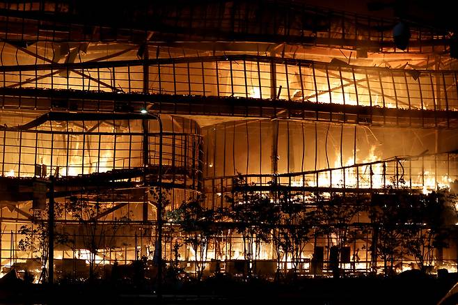 27일 오전 수원시 권선구 수원버스터미널 사거리 인근 한 아파트 3층 규모의 모델하우스에서 큰 불이나 소방당국이 화재 진압을 벌이고 있다./김철빈 기자 narodo@incheonilbo.com