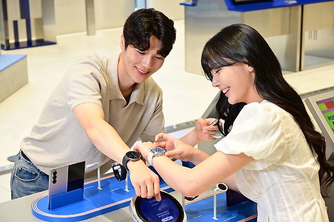 ▲ 삼성전자 모델이 삼성스토어 홍대 '갤럭시 스튜디오'에서 '갤럭시 워치8'과 '갤럭시 워치8 클래식'을 체험하는 모습. /사진제공=삼성전자